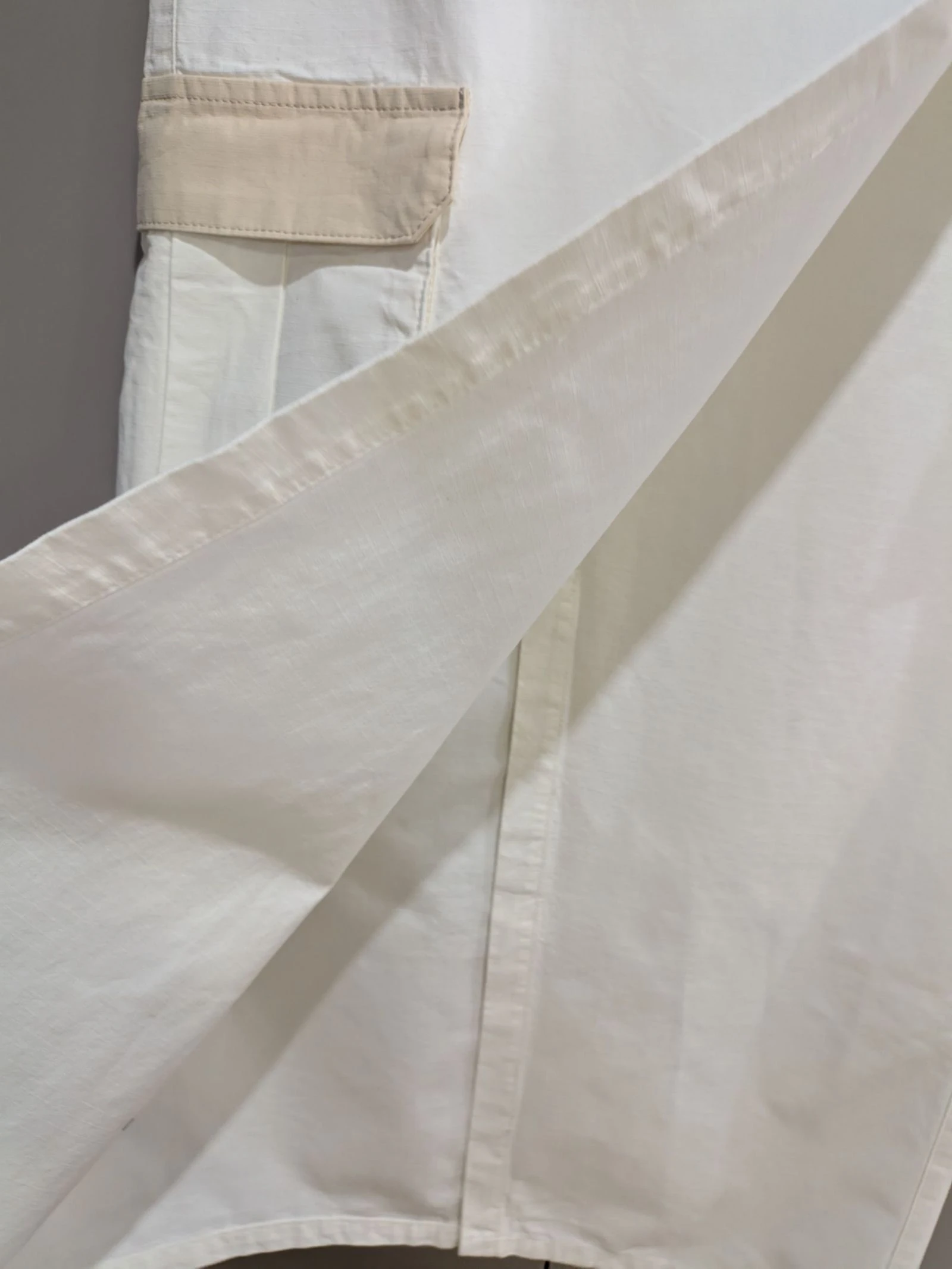 Falda Midi Cargo Blanca con Hebillas y Bolsillo de Contraste talla L de Pull& Bear  – photo 6
